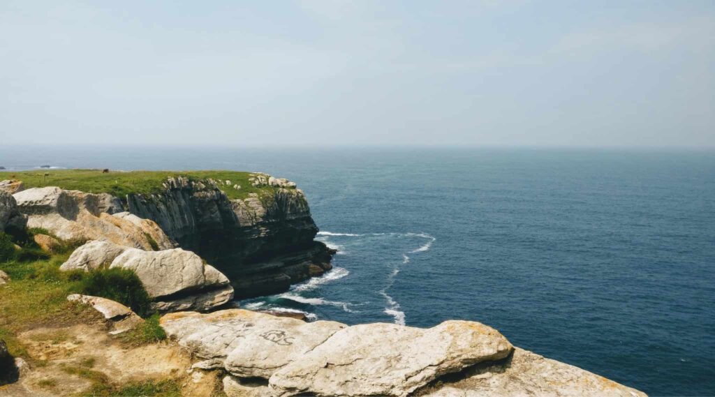 Las playas y acantilados de Cantabria para celebrar las Fiestas de San Juan