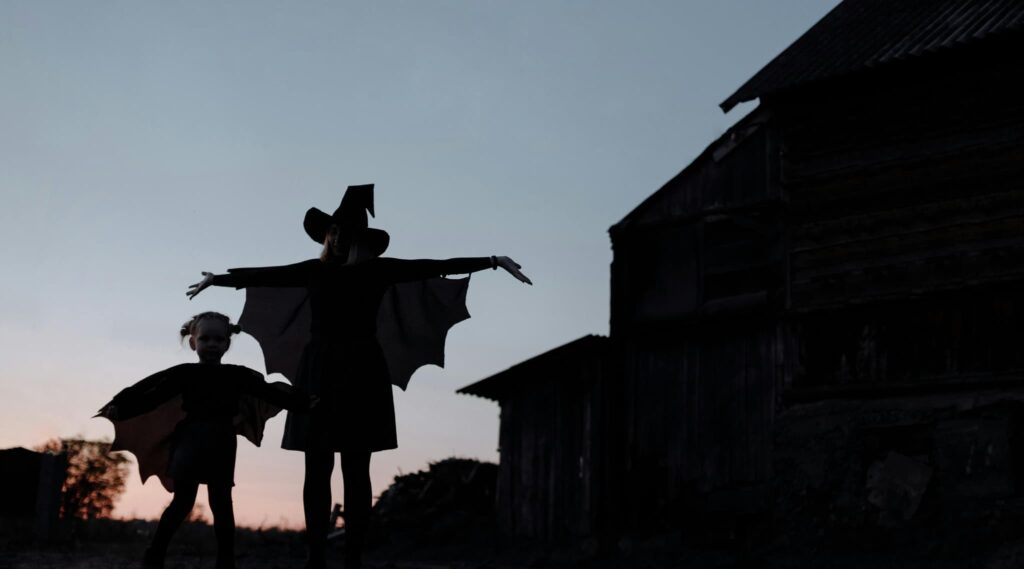 adulto y niñas disfrazados de halloween | fiesta terrorífica de halloween de Grupo Jamsa Consejos e ideas